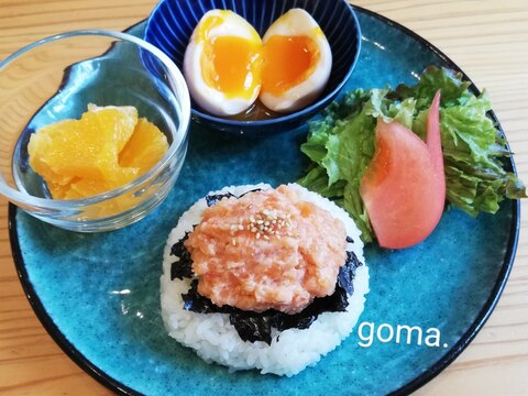 サーモン丼と煮卵の朝食プレート